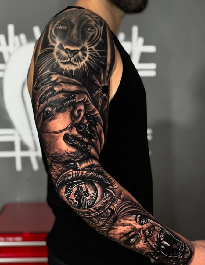 Tatuaje de manga completa con león y detalles realistas