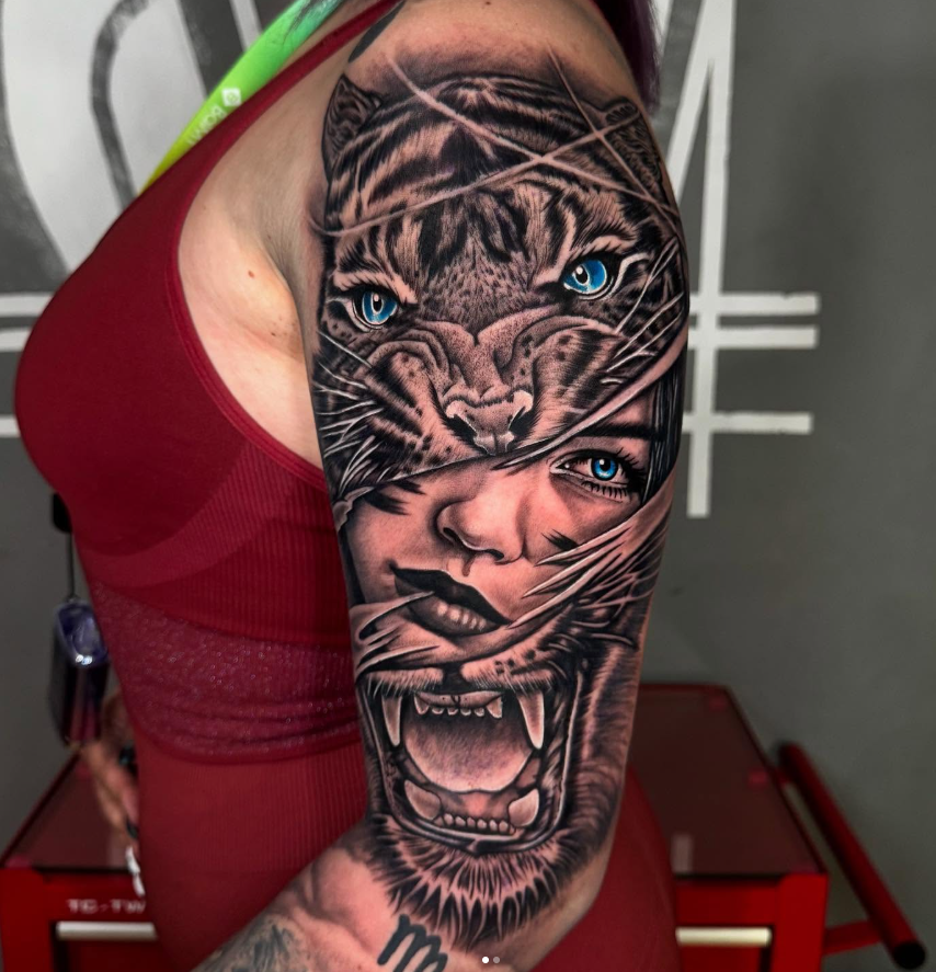Tatuaje de rostro de mujer con tigre de ojos azules