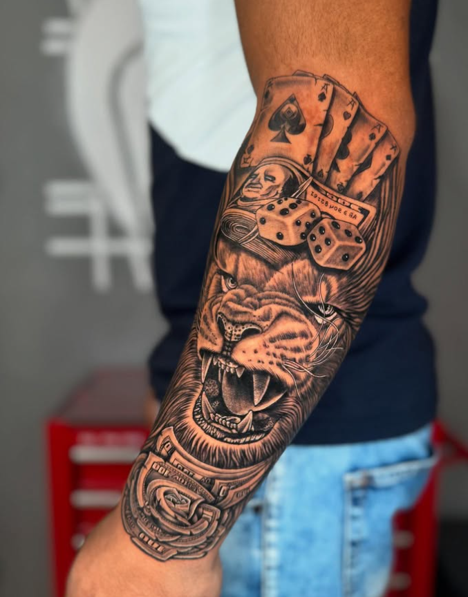 Tatuaje de león con cartas y dados