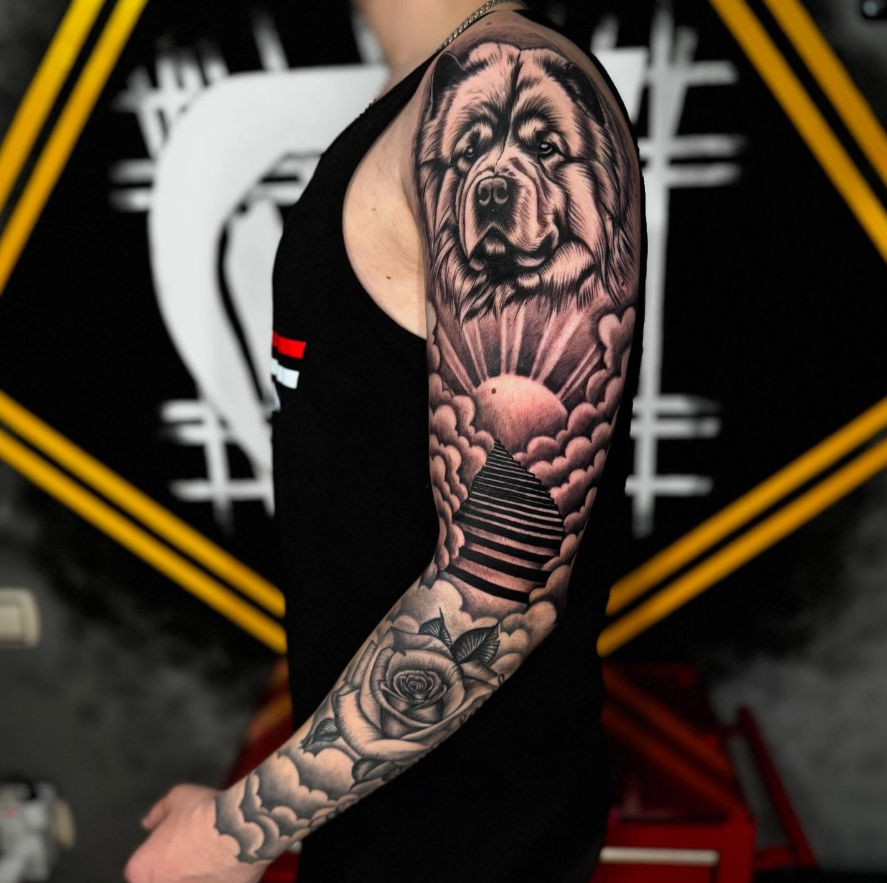 Tatuaje de manga completa con perro y paisaje