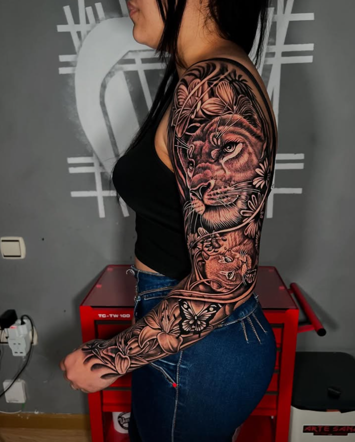 Tatuaje de manga con león y elementos florales
