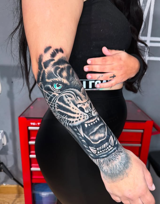 Tatuaje de leopardo con ojos turquesa